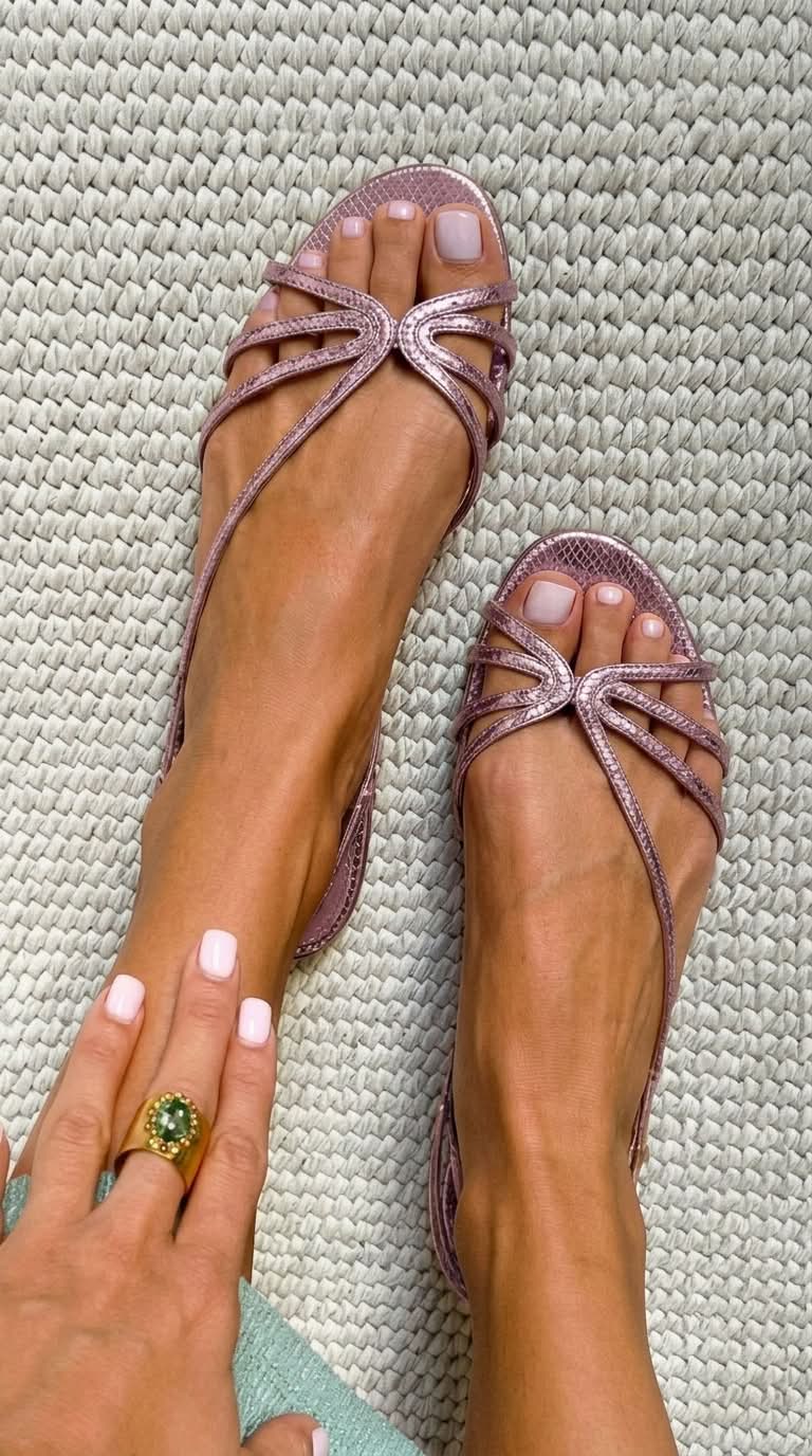Sandalias metálicas brillantes con tiras