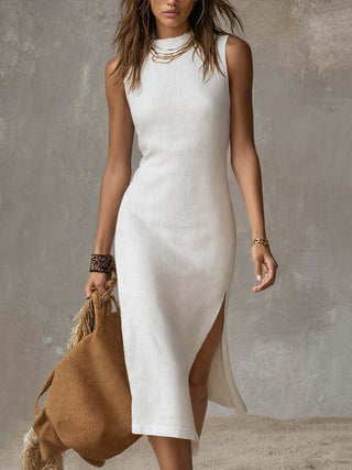 Vestido midi sin cuello con abertura en el dobladillo.