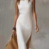 Vestido midi sin cuello con abertura en el dobladillo.