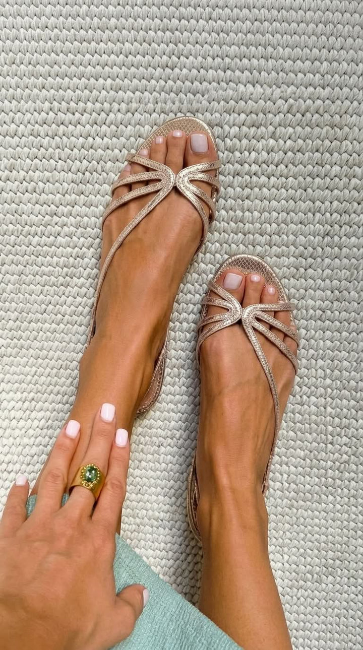 Sandalias metálicas brillantes con tiras