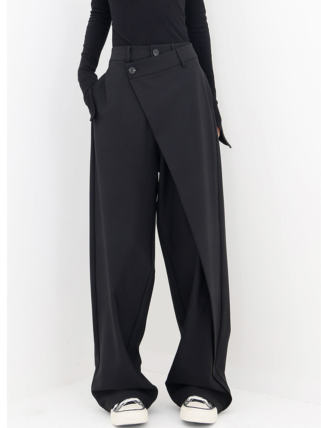 Pantalones anchos con botones asimétricos en la cintura