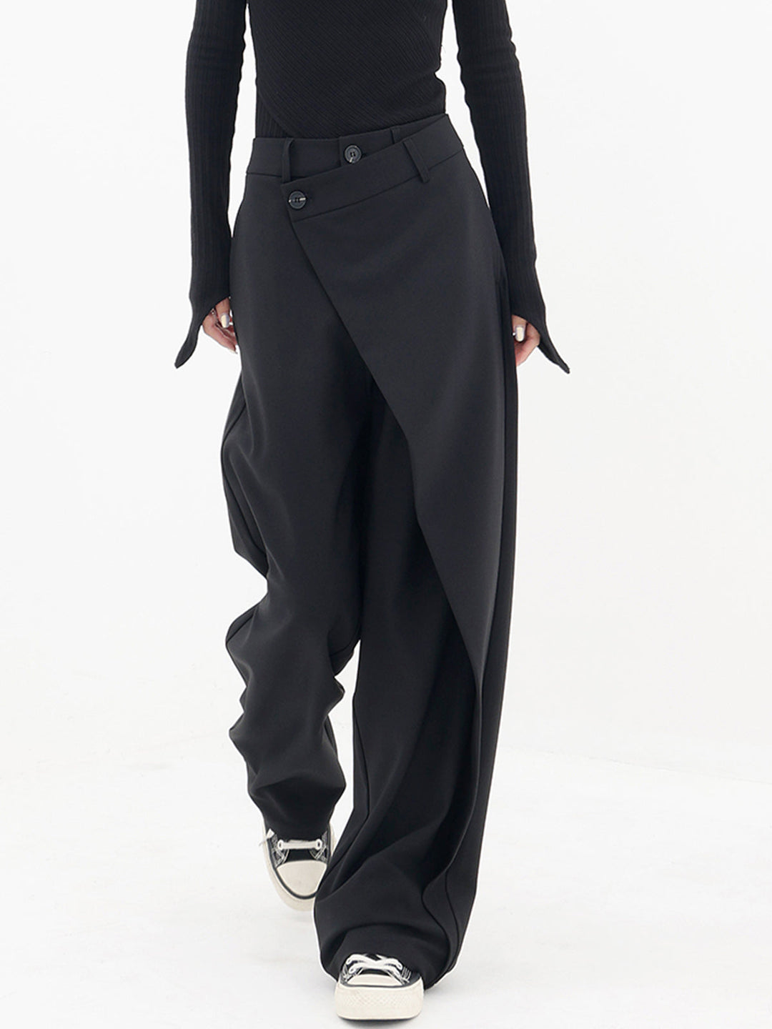 Pantalones anchos con botones asimétricos en la cintura