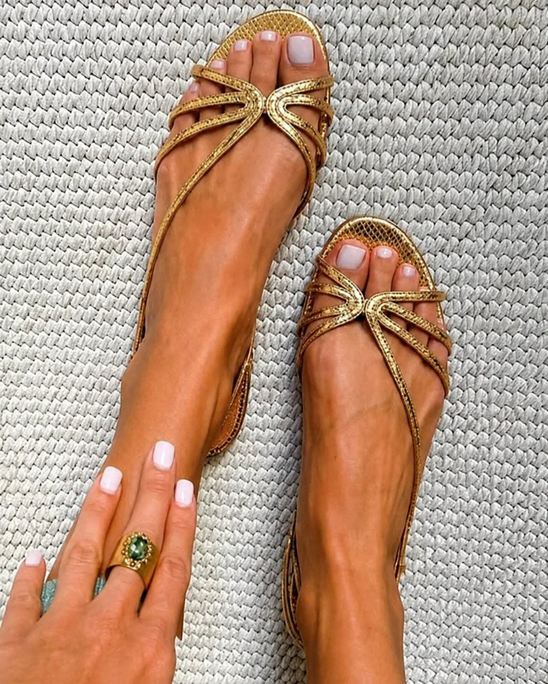 Sandalias metálicas brillantes con tiras