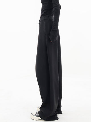 Pantalones anchos con botones asimétricos en la cintura