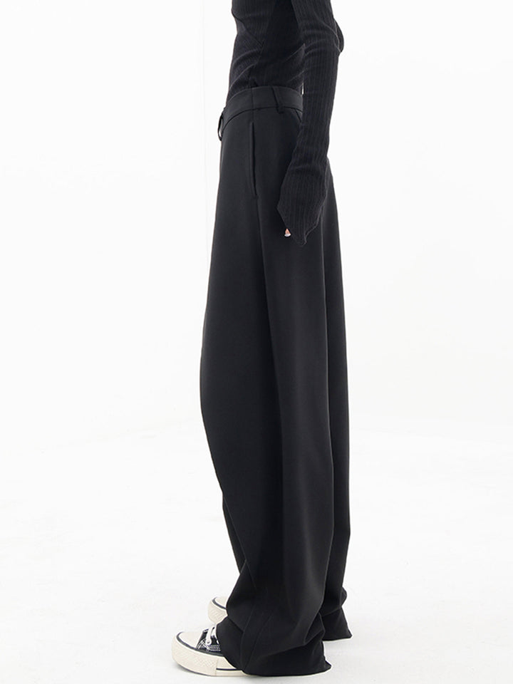 Pantalones anchos con botones asimétricos en la cintura