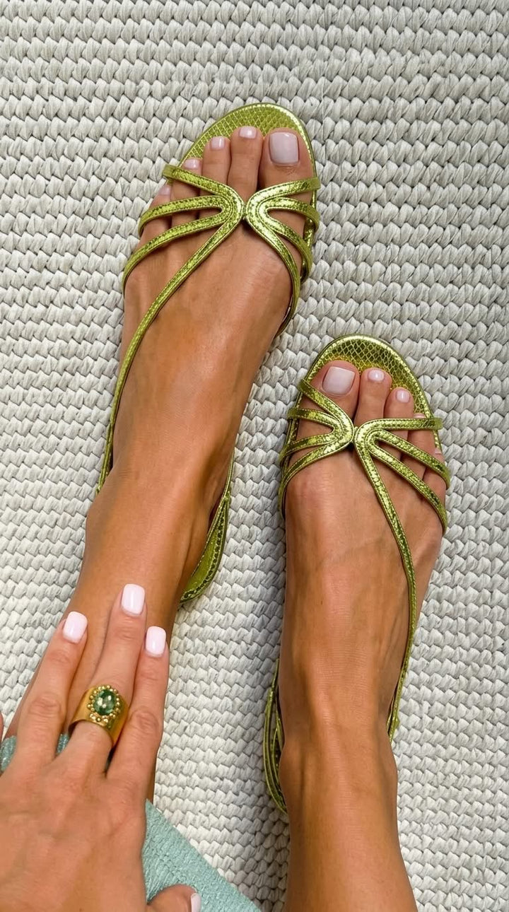 Sandalias metálicas brillantes con tiras