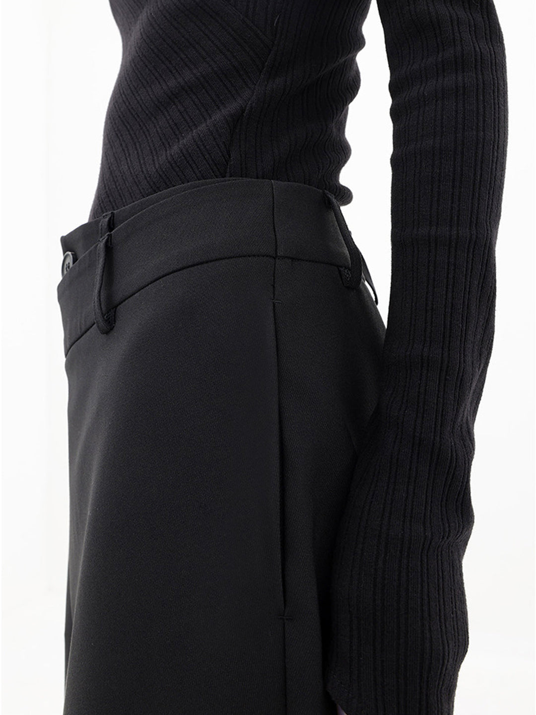 Pantalones anchos con botones asimétricos en la cintura