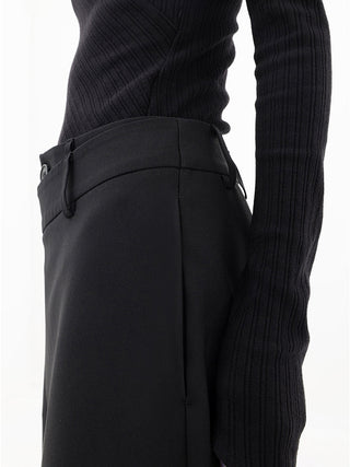 Pantalones anchos con botones asimétricos en la cintura