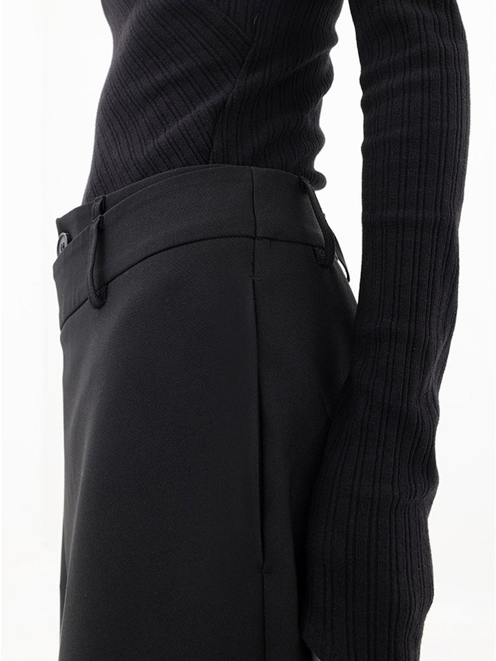 Pantalones anchos con botones asimétricos en la cintura