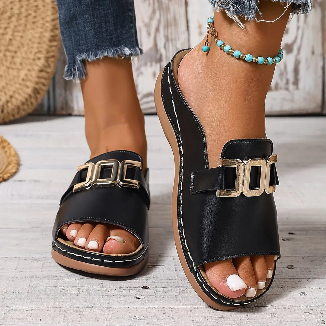 Lola - Sandalias con Tira Ancha y Hebilla